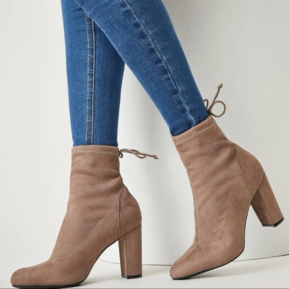 Size 7.5, mocha brown color, it’s a good quality